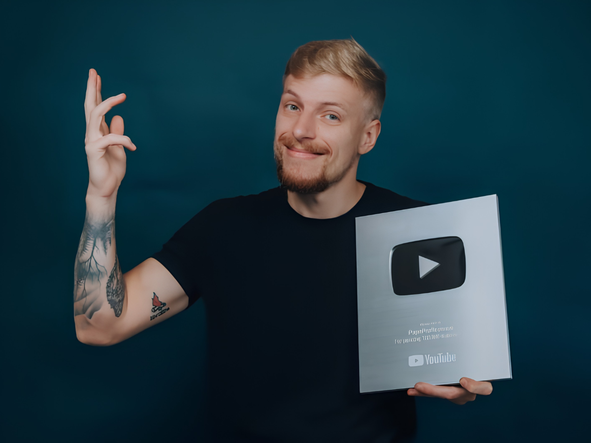 Criador Henrique Goecks com placa do YouTube
